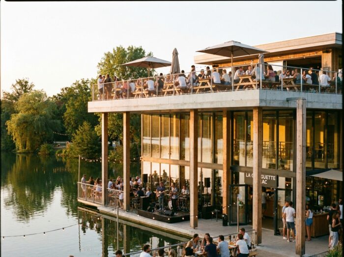 Guinguette et dépendances du lac aménagé avec structure poteaux-dalle, surfaces vitrées et toit-terrasse